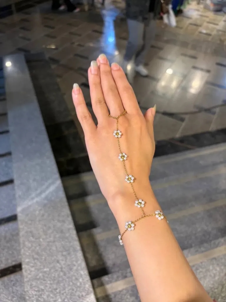 Floral handchain